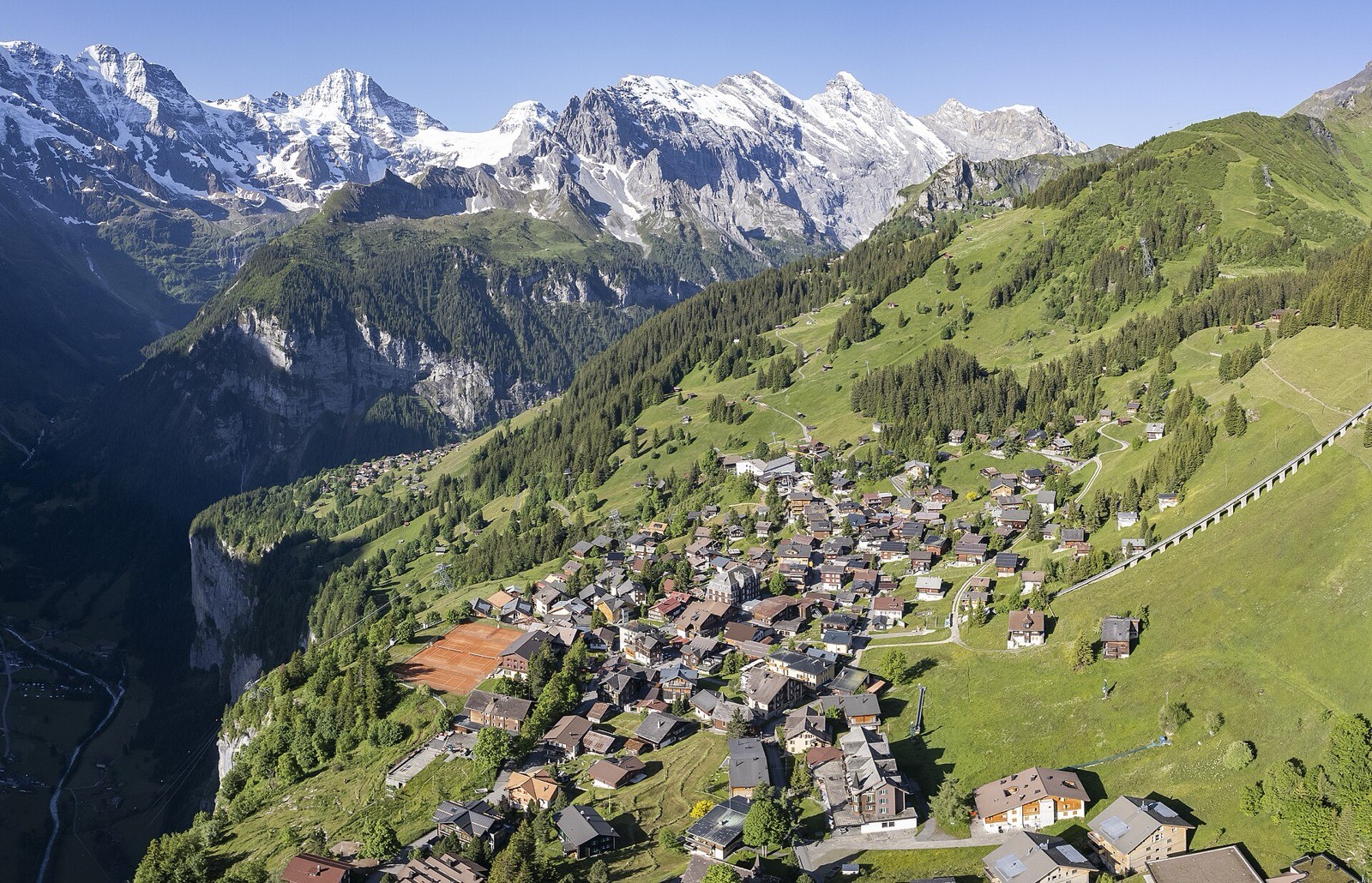 Mürren village on the cliff terrace